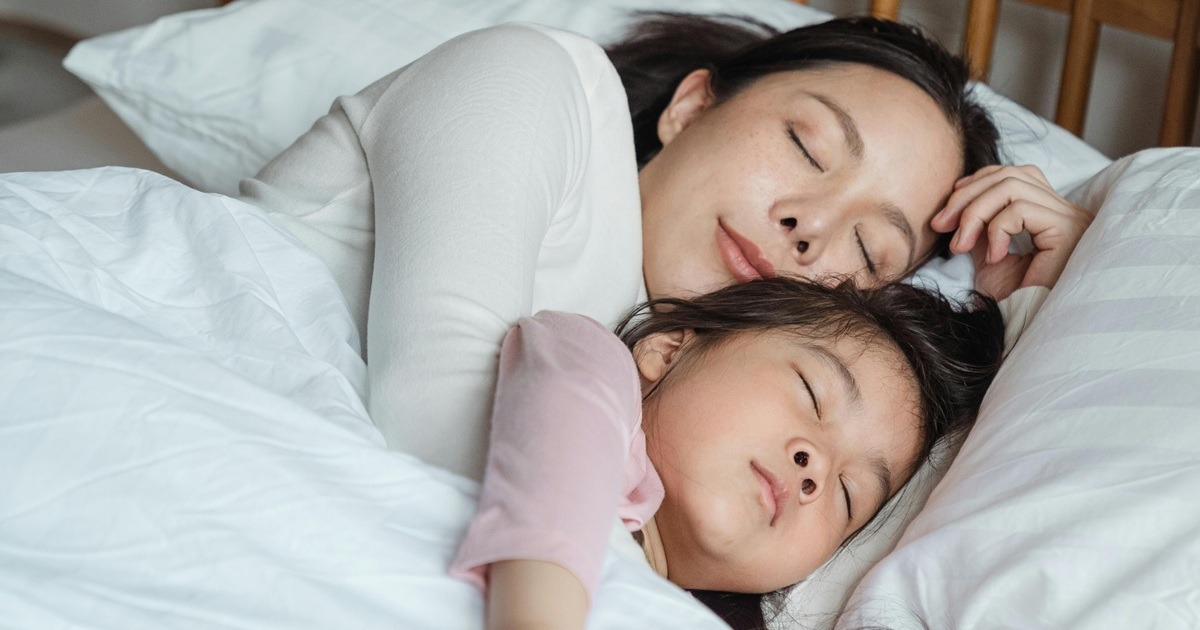 Angst beim Einschlafen? Wie man Sicherheit geben kann auch beim Babysitten
